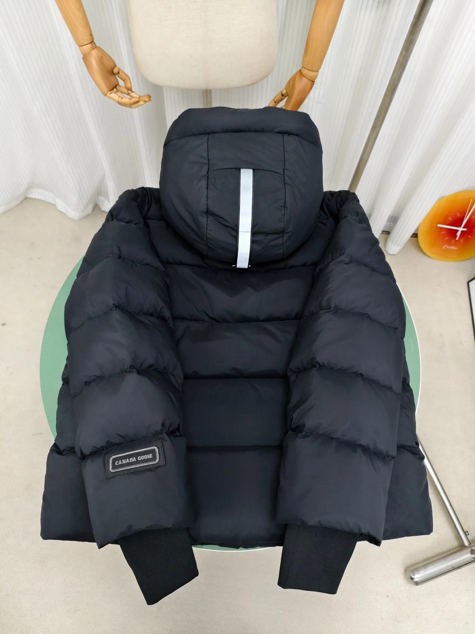 P880 Big Goose Ouyang Nana Second Generation (higher version) Canada goose Canada Goose Black Label Down Jacket A must-have in the outerwear world, the Big Goose Black Label down jacket! The latest designer styles! The goose down jacket has always been a popular element of fashion and is loved by experts from all walks of life! Fashionable hooded cut, high-end customer-supplied fine goose down, high resilience, smooth zipper, strong and firm. Pockets on both sides can store small items, free your hands, and you can go out without worries. It can also meet the need of putting your hands in your pockets👏👏Produced by Big Goose, it can be used as a group uniform by many celebrities. This down jacket uses a double-layer anti-down lining design, which has strong windproof performance and will be very warm in winter! Newly labeled white duck down filling, high fluffiness, windproof hooded design. When walking outdoors, pull the collar to the highest position, put your hands in the pockets and it will be very warm. It can be easily controlled by all body types! The interior is equipped with an elastic snow skirt design for better wrapping. The simple and neat style design highlights the masculine temperament. The impeccable style is classic and never goes out of style. It is warm and practical, and it is versatile! You can enter with your eyes closed!  Color: Black Khaki Size: XS-XXL